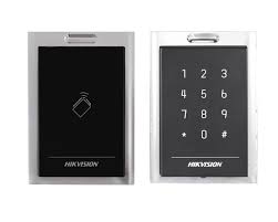 LECTOR DE TARJETAS HIKVISION MIFARE + TECLADO, ADMITE PROTOCOLO RS485 Y WIEGAND (W26/W34), IP64